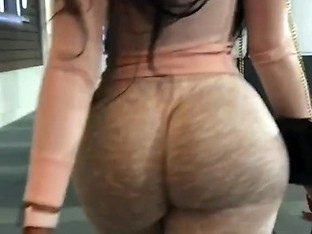 Big black booty in leggings